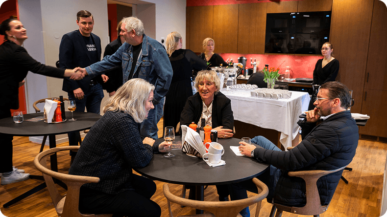 Gäster minglar på kontorsinvigningen